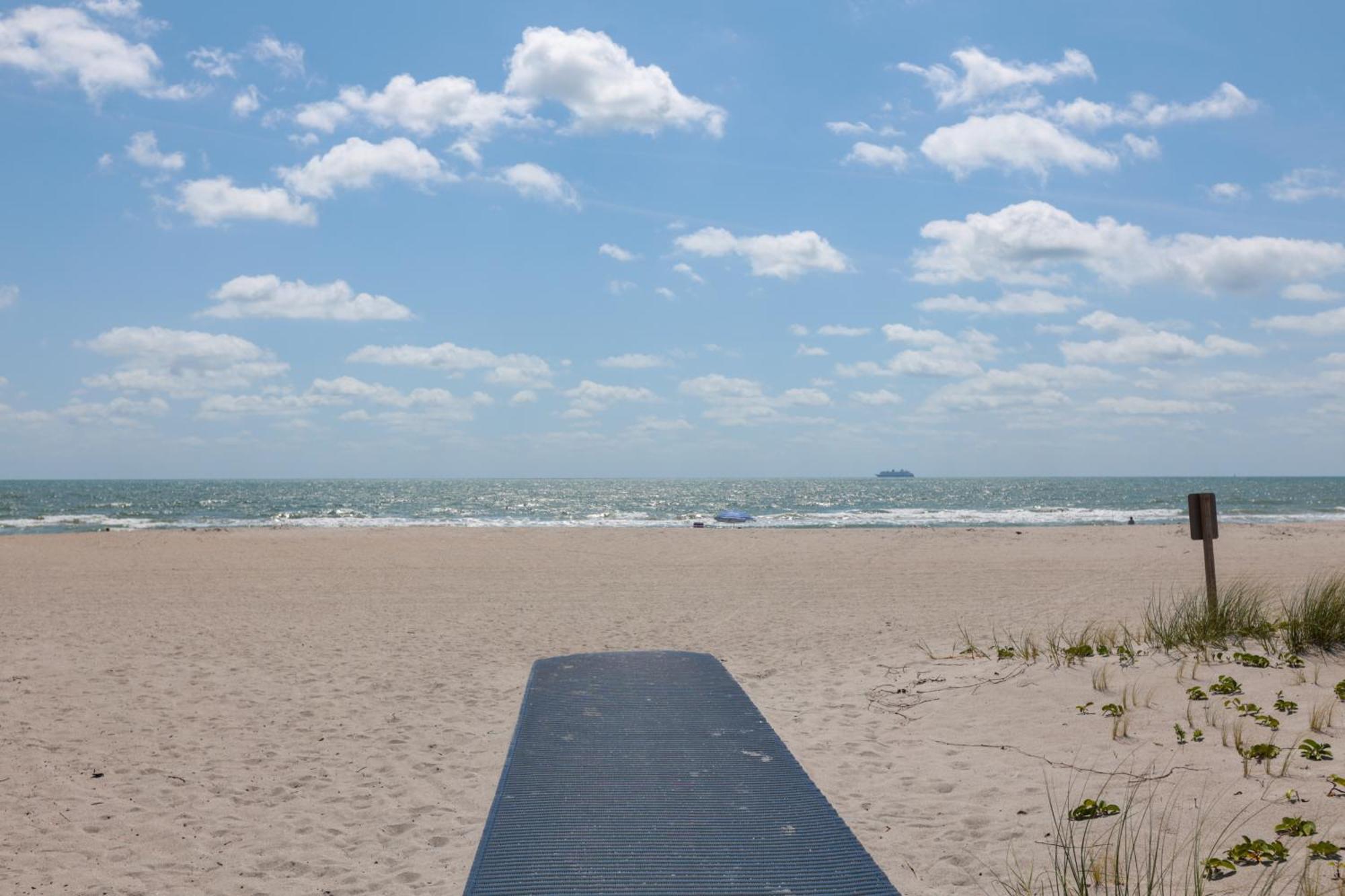 Cape Canaveral Escape With Grill Walk To Beach! Bagian luar foto